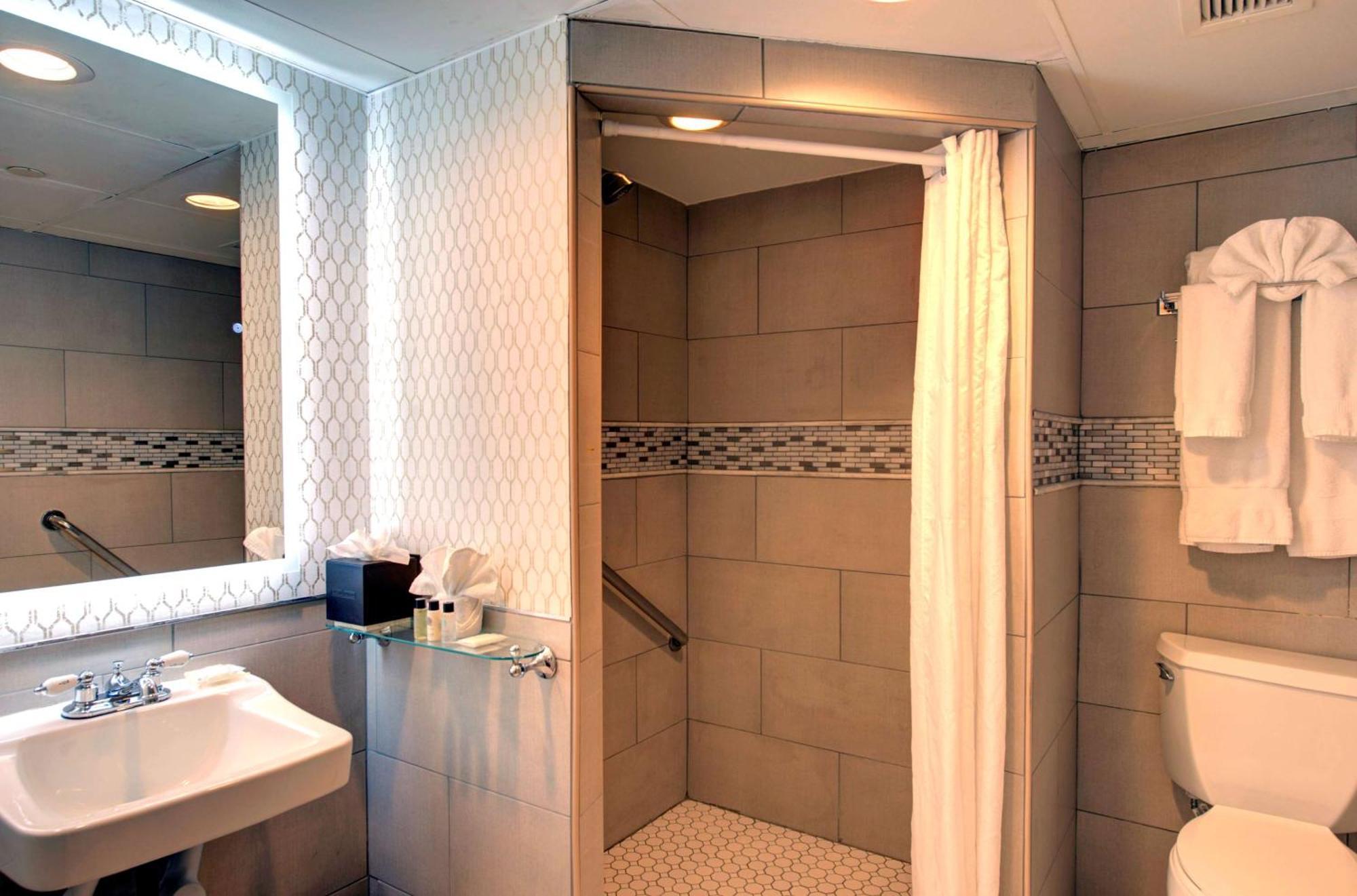 The Roslyn, Tapestry Collection By Hilton Hotell Exteriör bild